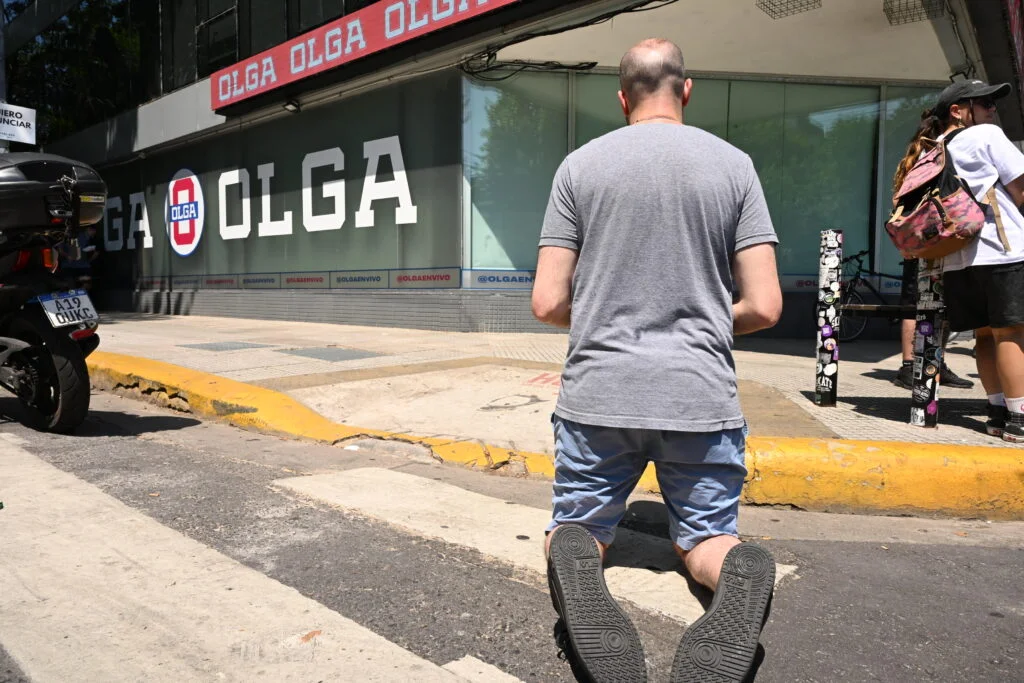 Fieles católicos realizaron un desagravio frente a los estudios de Olga tras el pesebre viviente Este jueves, frente a los estudios del canal de streaming Olga en el barrio de Palermo, un grupo de fieles católicos llevó a cabo una manifestación de desagravio luego de la polémica generada por un sketch en el programa Mi primo es así. La representación de un "pesebre viviente" en tono humorístico desató críticas en redes sociales y en sectores religiosos, llevando a los integrantes del programa a pedir disculpas públicas.