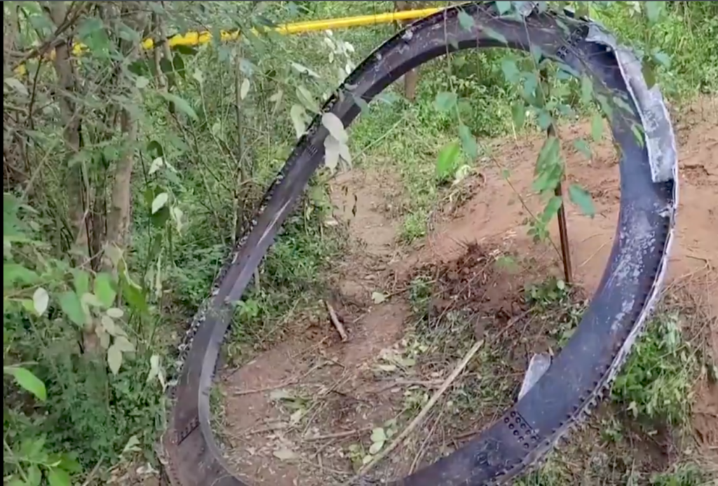 Impacto de basura espacial en Kenia: un llamado de atención sobre los riesgos orbitales UNAR AGENCY - El pasado lunes, un fragmento de basura espacial de gran tamaño cayó en la aldea Mukuku, en el condado de Makueni, Kenia, generando alarma entre sus habitantes. Según la Agencia Espacial de Kenia, el objeto, un anillo metálico de 2,5 metros de diámetro y aproximadamente 500 kilogramos de peso, impactó cerca de las 15:00 hora local. Afortunadamente, no se reportaron heridos.